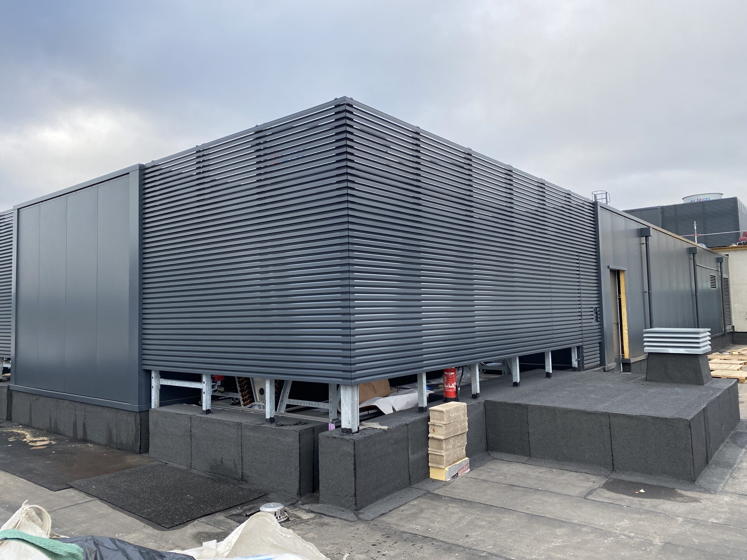 Biotech 3 à Belval - Cabanons techniques sur toiture 5