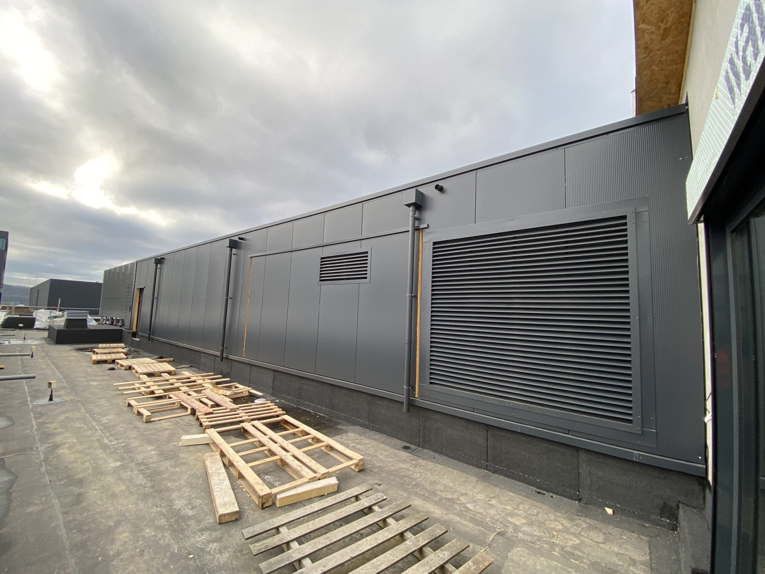 Biotech 3 à Belval - Cabanons techniques sur toiture 6