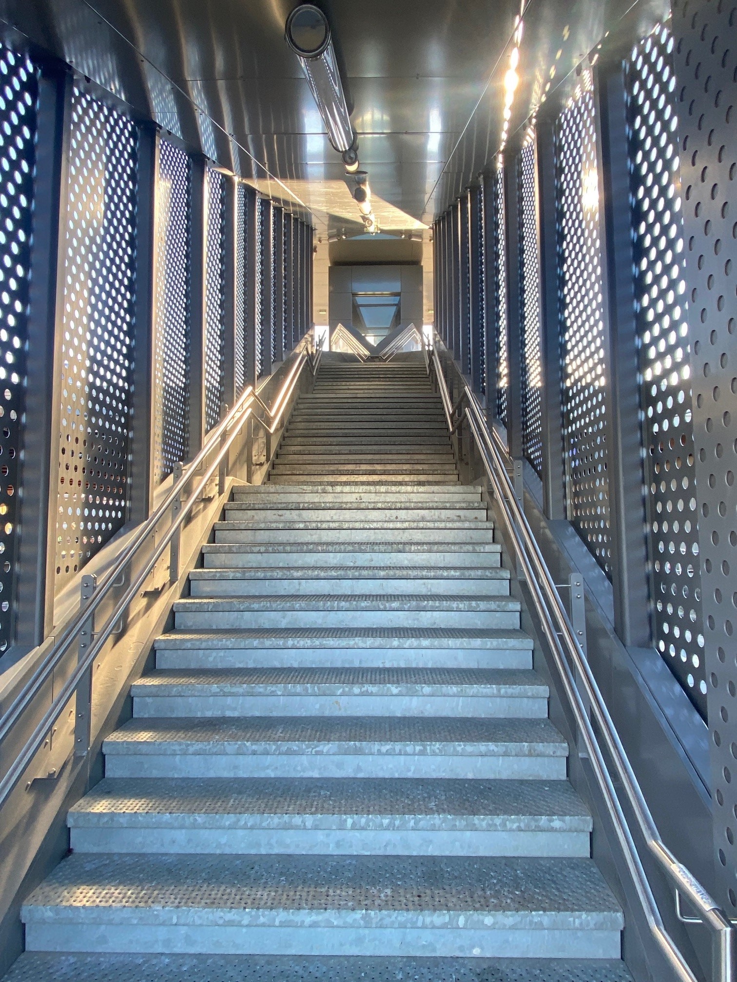 Pole multimodal Howald - Escalier sur quai 4